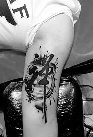 Gambar tato Cina dari sisi dalam lengan pria itu