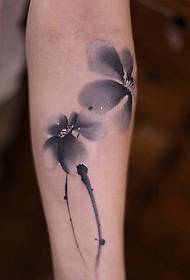 異なる色の2本の腕の花のタトゥーのデザイン