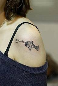 महिला कंधे वापस मछली टैटू पैटर्न