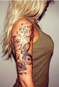 modello del tatuaggio della bussola e del fiore