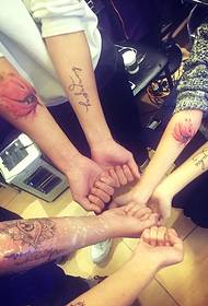 група модни снимки на татуировки за ръка на млади приятели