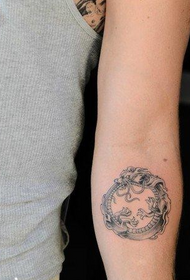 imagen clásica del tatuaje del pequeño dragón del brazo de la moda