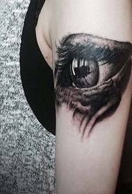 le motif de tatouage des yeux 3d des bras est très réaliste et exquis