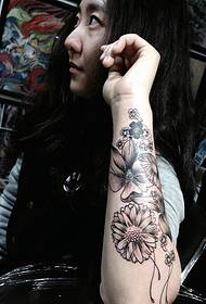 hermosa foto de tatuaje de flor en blanco y negro en el brazo