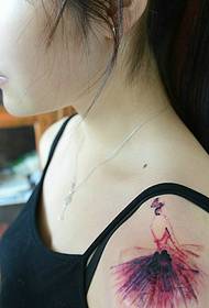 söt tjej med liten tatuering på den stora armen 17396-tjejen höger arm vit drömfångare tatuering
