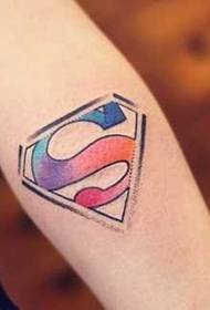 wzór tatuażu logo superman kolor ramienia