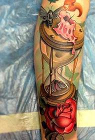 Model de tatuaj cu clepsidra de culoare braț