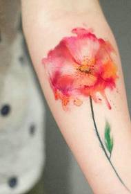 手臂一只鲜艳的花朵纹身图案
