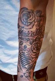 ziedu un angļu kombinētās rokas tetovējuma attēls
