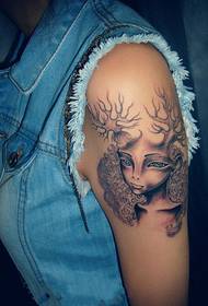 Patrón de tatuaje de brazo de árbol de duende