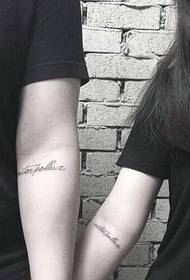 lite ferskt engelsk par tatovering på armen