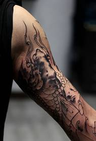 balenie rameno pekné čiernobiele tetovanie totem