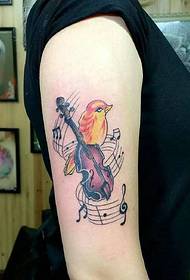 un tatuaje de brazo de paxaro amante da música