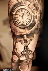 model de tatuaj cu ceas de braț