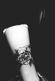skaists un stilīgs rokas ziedu tetovējuma attēls
