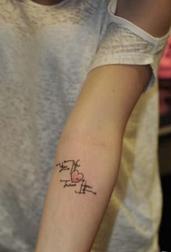 あなたの腕のエッジの効いた小文字のタトゥー画像