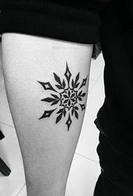 unieke totem tatoeëring tatoeëring aan die binnekant van die arm