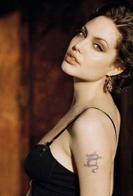 sexy bohyně Angelina Jolie paže drak tetování vzor