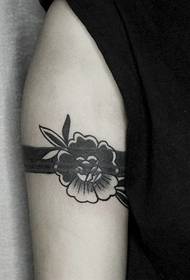 personība Ir ventilatora rokas ziedu tetovējuma modelis