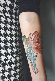 όμορφη εικόνα τατουάζ τοτέμ για τα όπλα των κοριτσιών
