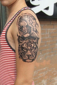 patrón de tatuaje de cabeza de tigre de brazo rugindo