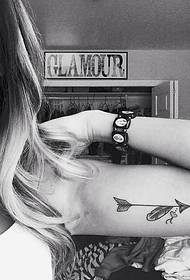 vakker pil tatovering på kvinnelig arm