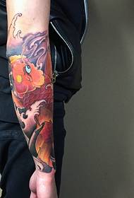 Naoruža lijepe i osjetljive crvene tetovaže lignje