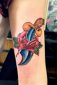 punhal punção rosa personalidade braço tatuagem imagens
