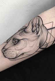 tatuagem de cabeça de leopardo curva graciosa no braço