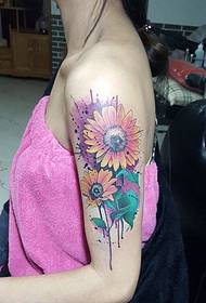 një fotografi tatuazhe dielli luledielli në stil spërkatje