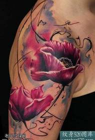 červené květy tetování vzor