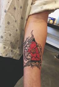tatuaje de flores de xeometría de brazo divertido persoal
