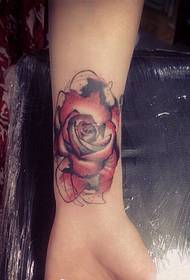 modno dekle zapestje cvet tetovaža tetovaža je zelo lepa