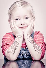Європейська мила маленька дівчинка arm татем татуювання особистості