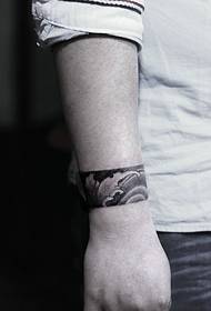 Unha tatuaxe de brazo que lle dá unha sensación de seguridade