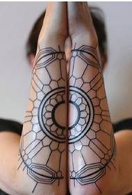 image de tatouage géométrique cousu à double bras