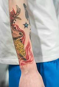 színes szarvas kar tetoválás tetoválás nagyon szép
