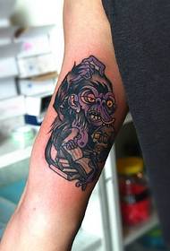 татуировка маленького животного, спрятанная в руке