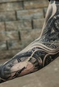 klok en oogappel gekombineer blomme arm tatoo prentjie