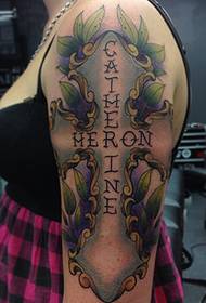 Kvinnlig arm kors tatuering