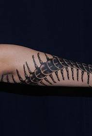 腕に長い蜈蚣のタトゥー