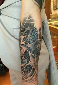 personlig ond skönhet porträtt arm tatuering bild