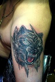 el braç gros sembla un tatuatge de cap de llop molt ferotge