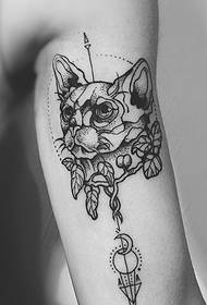 zwart en wit schattige dierenkop tattoo foto in de arm