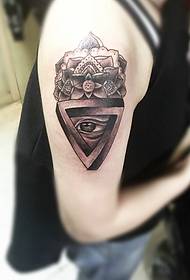глаз и геометрия вместе с татуировкой на руке