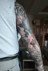 Personlig utsökt arm svart och vit tatuering bild