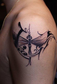 Kol benzersiz kelebek dövme deseni