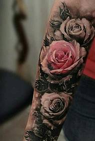 immagine del tatuaggio del fiore del braccio sbalorditiva e commovente