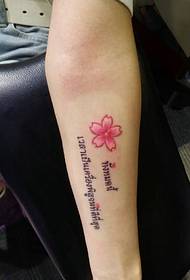 μικρά φρέσκα λουλούδια και τατουάζ τατουάζ τα σανσκριτικά τατουάζ