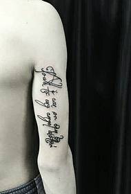 drengens arm uden for den smukke engelske tatovering